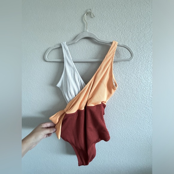 Cupshe wrap one piece swimsuit - Picture 4 of 5